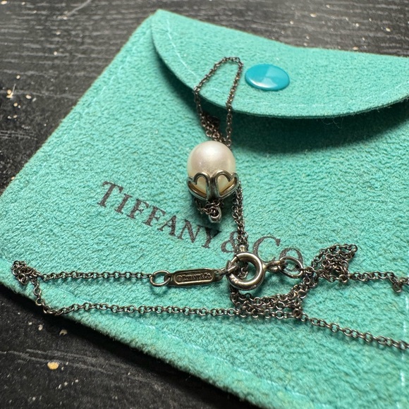 Tiffany & Co. Heart Cap Silver Necklace with White Pearl - Picture 3 of 4